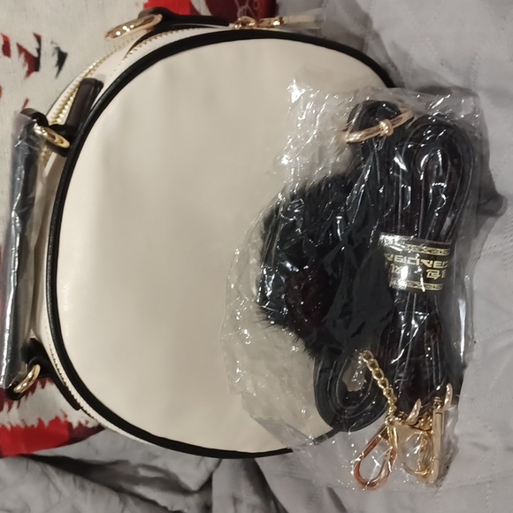 NEW * Beibaobao crossbows bag.  Has crossbody strap! And pompom. Kitty i… - Picture 3 of 5